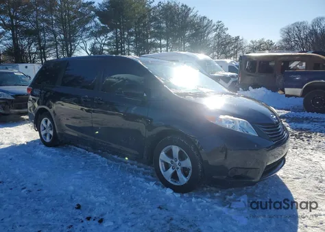 2017 Toyota Sienna z USA, uszkodzony, nr VIN 5TDZZ3DC5HS809196